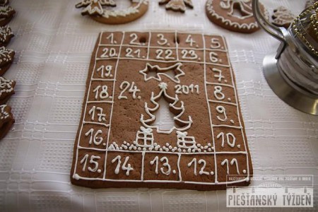 Adventný kalendár ako medovník